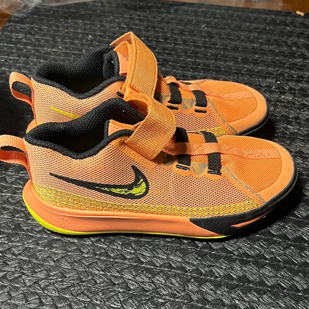 Nike Kyrie Flytrap VI 
PS Kids Size 13C  excellent condition- like new..